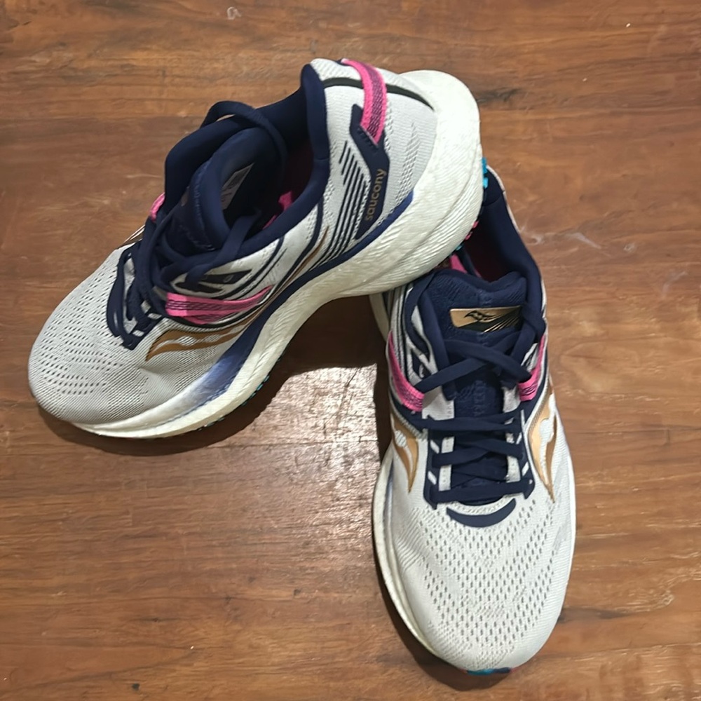 Saucony women’s size 7 running shoes